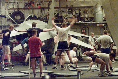 Miembros de la tripulación entrenan en el portaaviones británico  Invincible  en abril de 1999.