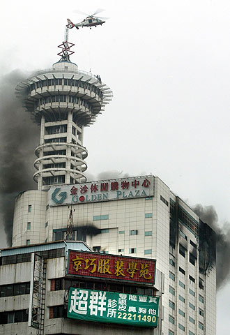 Un helicóptero de rescate llega al rascacielos en llamas de Taichung.