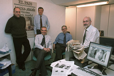 De izquierda a derecha, José L. Barbería, Jose M. Irujo (de pie), Antonio Caño, Juan J. Aznárez y Joaquín Prieto.