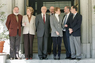 De izquierda a derecha, Fernando Savater, Victoria Camps, Emilio Lledó, Miguel Ángel Arnedo, María Teresa Fernández de la Vega, Fernando González Urbaneja y Enrique Bustamante, en el palacio de la Moncloa.