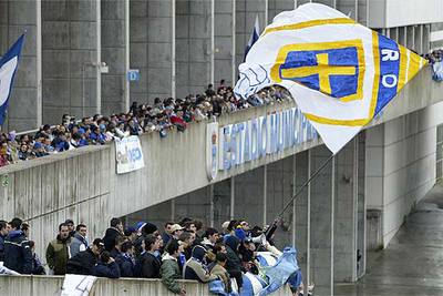 Aficionados del Oviedo se amontonan en los accesos del Tartiere para ver el campo del Astur.
