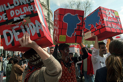 Manifestación de la Plataforma del 0,7% por la condonación de la deuda externa, en 2000, en Madrid.