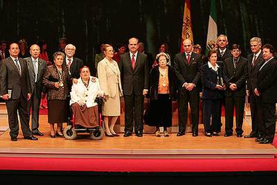Manuel Chaves con los premiados en el Día de Andalucía, ayer en el Teatro Maestranza de Sevilla.