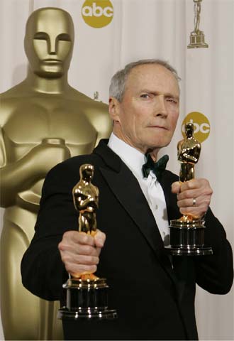 Clint Eastwood posa con los  oscars  al mejor director y a la mejor película por  Million dollar baby.