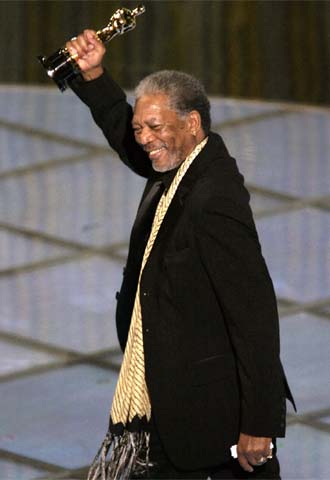 Morgan Freeman, con el premio al mejor actor secundario por  Million dollar baby .