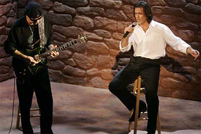 Antonio Banderas (a la derecha) y Carlos Santana cantan  Al otro lado del río , de Jorge Drexler, perteneciente a la banda sonora de la película  Diarios de motocicleta .