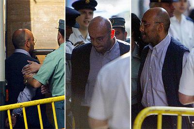 Imad Eddin Barakat,  Abu Dahdah,  conducido por una guardia civil, acude a declarar ante el juez Baltasar Garzón, en la Audiencia Nacional, el 24 de septiembre de 2003.