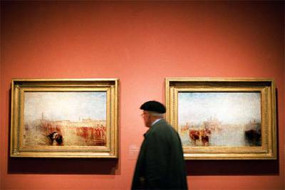 A la izquierda,  Muelle de Venecia. Palacio ducal , y a la derecha,  Venecia: Maria della Salute,  dos óleos de Turner datados en 1844.