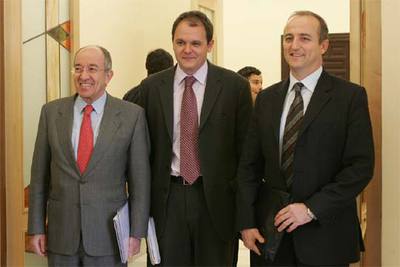 Fernández Ordóñez, Vegara y Sebastián, de izquierda a derecha, antes de la rueda de prensa.