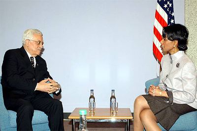 El presidente palestino, Mahmud Abbas, y la secretaria de Estado de EE UU, Condoleezza Rice, ayer en Londres.