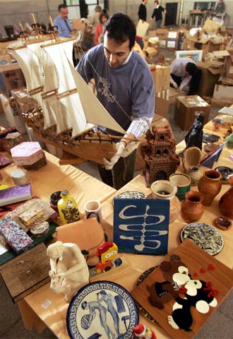 Preparativos de la exposición  Solidaridad compartida. 