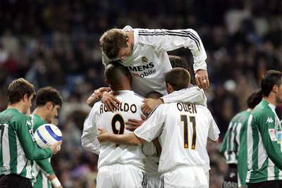 Ronaldo, Owen y Beckham abrazan a Roberto Carlos tras el gol de éste, en presencia de Edu, Joaquín, Varela y Benjamín.