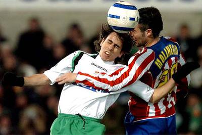 Benayoun y Molinero intentan despejar la pelota de cabeza.