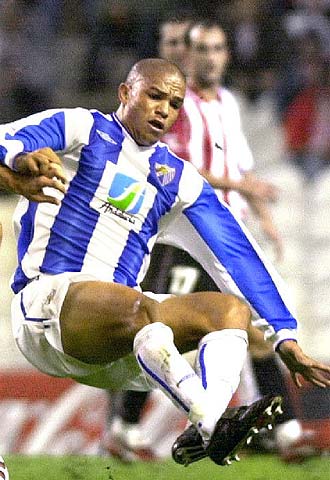Edgar trata de alcanzar el balón.