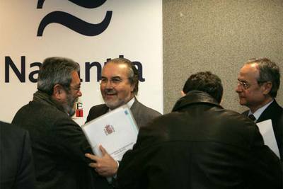 Solbes (en el centro) saluda a Cándido Méndez en presencia de Enrique Martínez Robles.