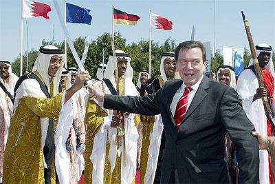 Gerhard Schröder, recibido en Manama (Bahrein), donde ayer se encontraba en viaje oficial.