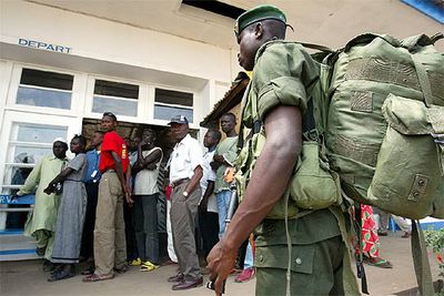 Un soldado congoleño hace guardia en el aeropuerto de Bunia, al noreste de la República Democrática de Congo.