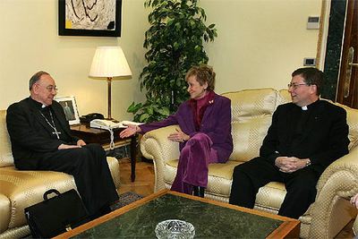 María Fernández de la Vega con Fernando Sebastián (izquierda) y Juan Antonio Martínez Camino.