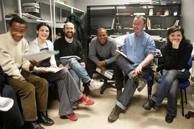 De izquierda a derecha, Mansueto Manel, Ana de Asturia, Javier Cámara, Eman Xor Oña, Manuel Martín Cuenca y Leonor Watling, en un descanso del ensayo de  Malas temporadas .