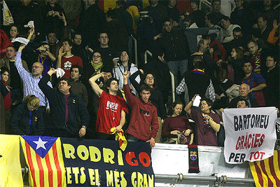Varios espectadores abroncan a Laporta poco antes de empezar el partido.