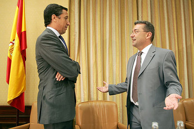 Eduardo Zaplana (a la izquierda) charla con Paulino Rivero en el Congreso.