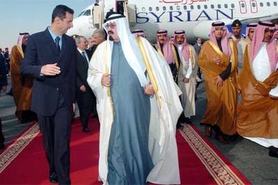 El príncipe saudí Abdalá (derecha) recibe al presidente sirio, Bachar el Asad, en el aeropuerto de Riad