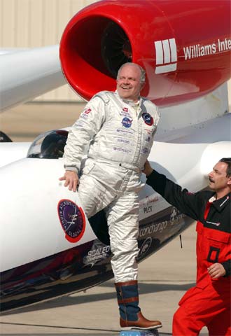 Steve Fossett es ayudado a bajar del  GlobalFlyer  tras su vuelo en solitario.