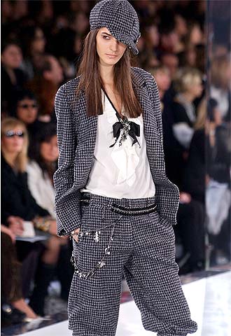 Diseño de Karl Lagerfeld para Chanel, en los desfiles de ayer en París.