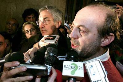 El director de 'Il Manifiesto', Gabriele Polo, atiende a los periodistas tras la liberación de Giuliana Sgrena.