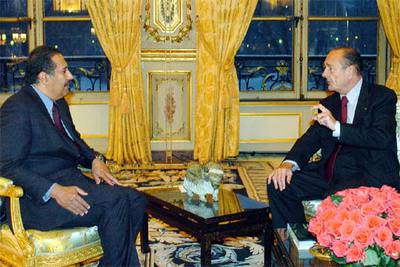 Jacques Chirac (derecha) conversa ayer en el palacio del Elíseo con el ministro de Exteriores de Qatar.