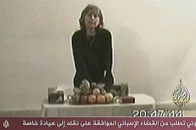 La periodista Giuliana Sgrena se dirige a la cámara antes de su liberación para agradecer el 