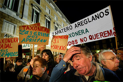Vecinos del Carmel durante la lectura del manifiesto, ayer en la plaza de Sant Jaume tras la manifestación.