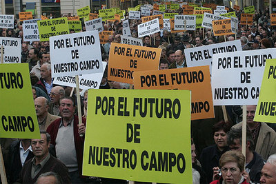 Agricultores y ganaderos valencianos, ayer, durante la manifestación por las calles de Valencia en la que reivindicaron el futuro del sector.