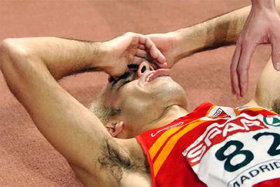 Reyes Estévez se recupera, tendido, del esfuerzo realizado.