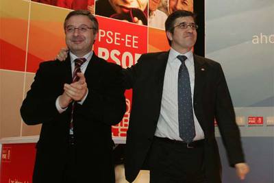 José Blanco, a la izquierda, y el candidato del PSE a  lehendakari,  Patxi López, en San Sebastián.
