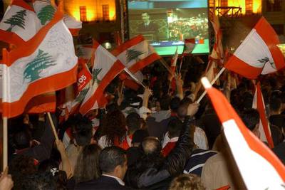 Un grupo de libaneses, en una plaza de Beirut, escuchan el mensaje de Bachar el Asad en el Parlamento sirio.
