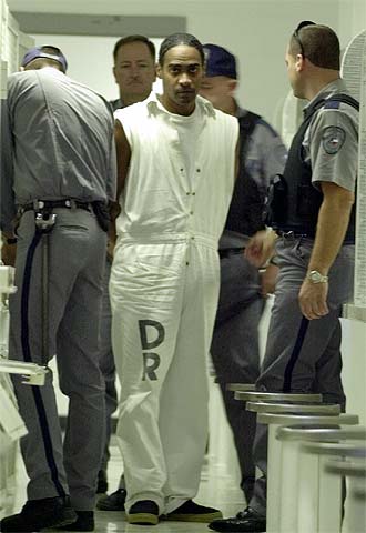 Gerald Mitchell, ejecutado en 2001, entre  guardianes de su prisión.