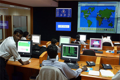 Ingenieros de una empresa tecnológica trabajan en la ciudad india de Bangalore.