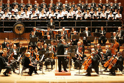 La Orquesta Sinfónica de Bilbao y la Coral, dirigidas por Juan José Mena, ayer, en el concierto del Réquiem, de Cherubini.