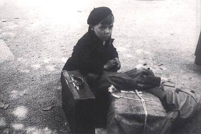 Un niño espera su repatriación, hacia 1939 (AGA, Alcalá de Henares). Fotografía del libro  El exilio de los niños. 