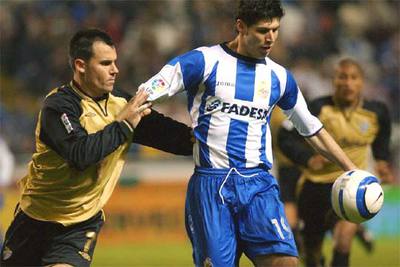 Gerardo agarra a Luque y corta el avance del jugador del Deportivo.