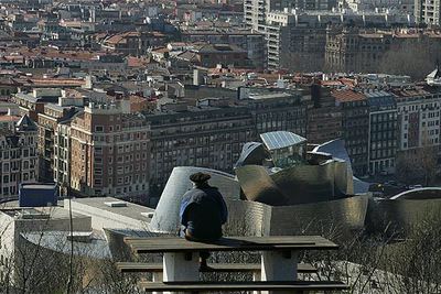 Pese a su intensa transformación, evidenciada en esta imagen actual de la ría, Bilbao continúa lejos de Madrid y Barcelona como ciudad de negocios.
