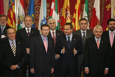 José Luis Rodríguez Zapatero, rodeado de presidentes autonómicos, en la primera Conferencia.