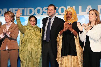Mariano Rajoy, flanqueado por Esperanza Aguirre, la saharaui Zara Ramdam, la diputada de Mauritania Djeinaba N'Diaye y Ana Pastor, el sábado en la convención nacional del PP  Sí a la mujer. 