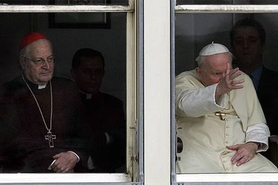 El Papa bendice en silencio a los fieles desde el hospital