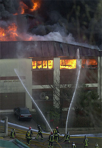 Un incendio causa graves  daños en una fábrica de colas
