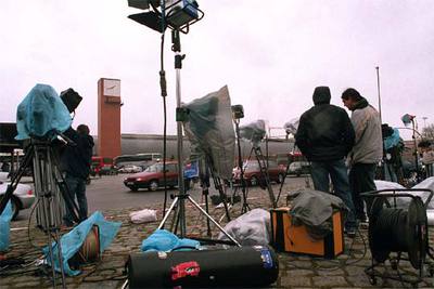 Equipos de televisión, en las inmediaciones de la estación de Atocha en marzo de 2004.rnrnGORKA LEJARCEGI