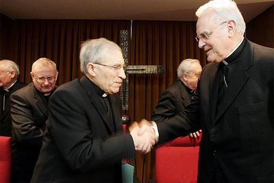 Los cardenales Antonio María Rouco (izquierda) y Carlos Amigo se saludan en la asamblea de la Conferencia Episcopal Española que inició ayer sus trabajos.