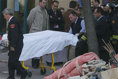 Un estanquero muere  al hundirse  dos plantas de un edificio en Valencia