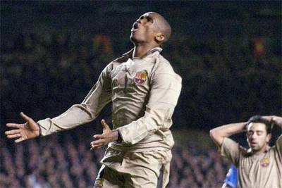 Eto'o se lamenta tras fallar una ocasión mientras Xavi se lleva las manos a la cabeza